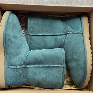 Ugg Classic Short. Color: Pine needle. Size: 8